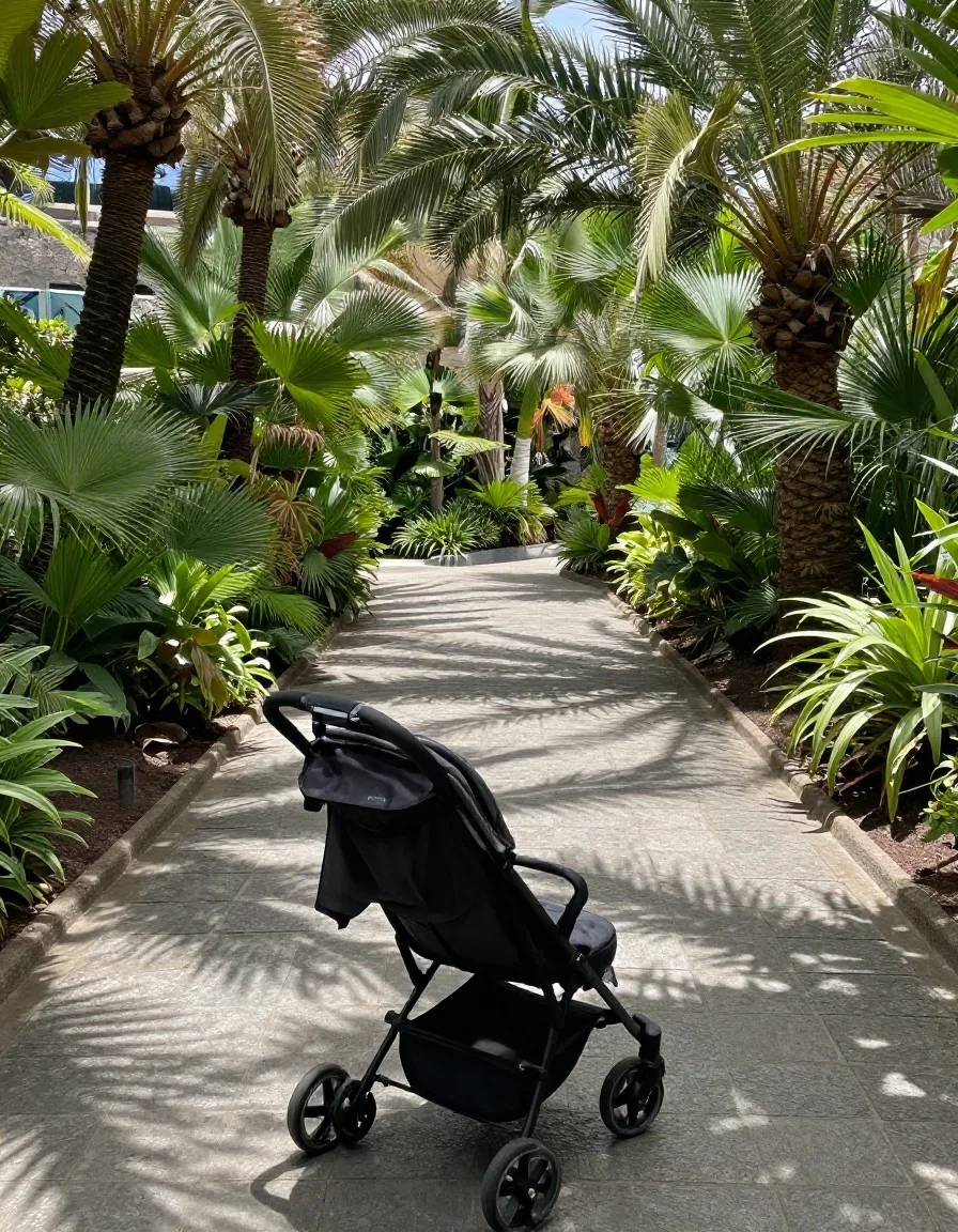 Carrito plegable apoyado en un muro de hormigón a la sombra dentro del parque